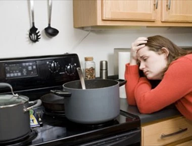 Δέκα επικίνδυνα λάθη που κάνουμε στην κουζίνα